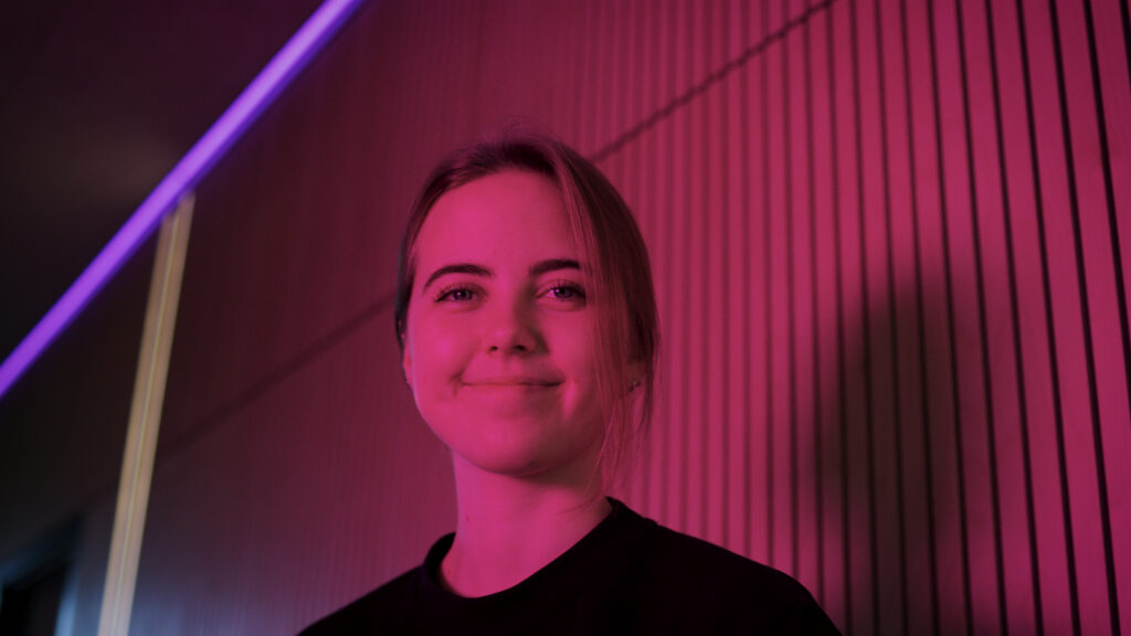 Billede af ung kvinde som studerer til elektriker